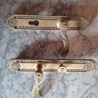 Pomos de puerta labrados antiguos