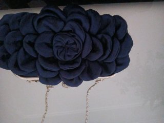 Bolso de fiesta negro con flores