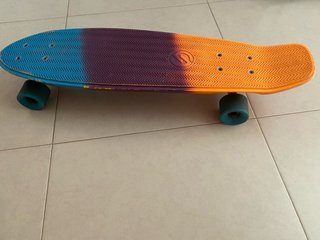 Monopatín naranja y azul