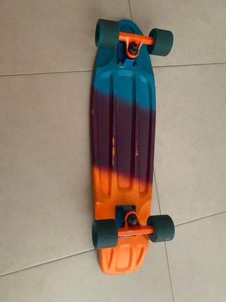 Monopatín naranja y azul