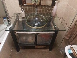 Mueble de baño cristal y metal con lavabo