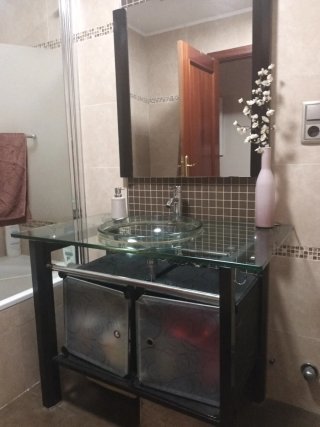 Mueble de baño cristal y metal con lavabo