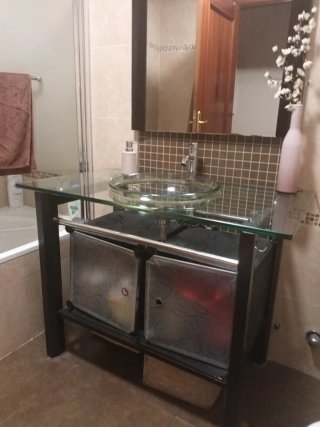 Mueble de baño cristal y metal con lavabo
