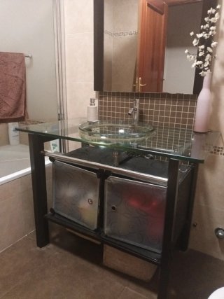 Mueble de baño cristal y metal con lavabo