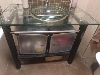 Mueble de baño cristal y metal con lavabo