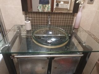 Mueble de baño cristal y metal con lavabo