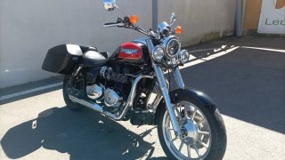 Triumph America 900 Negra y Roja