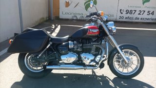 Triumph America 900 Negra y Roja