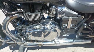 Triumph America 900 Negra y Roja