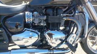 Triumph America 900 Negra y Roja