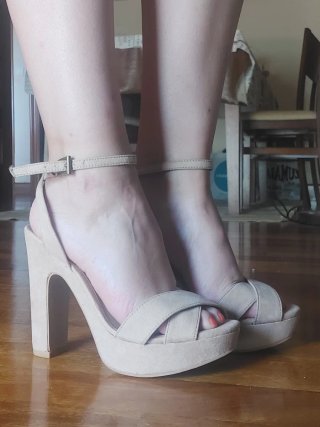 Tacones de ante beige