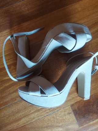 Tacones de ante beige