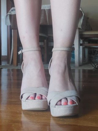 Tacones de ante beige