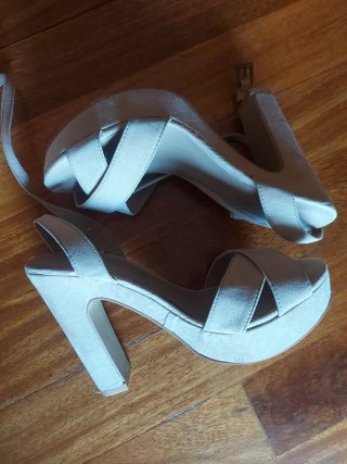 Tacones de ante beige