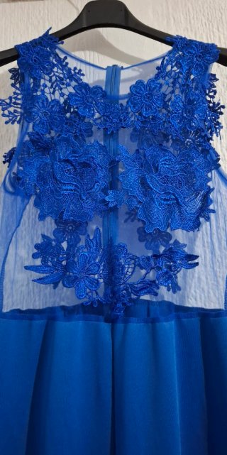 Mono azul con encaje transparente