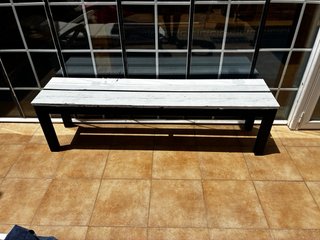 Banco de madera blanco y negro