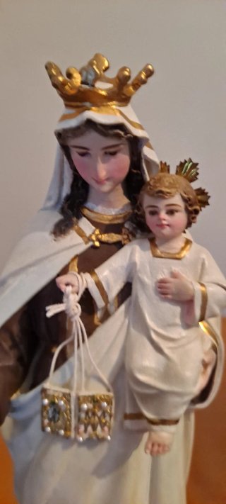 Virgen del Carmen en campana de cristal.