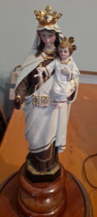 Virgen del Carmen en campana de cristal.