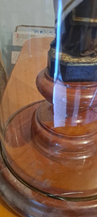 Virgen del Carmen en campana de cristal.