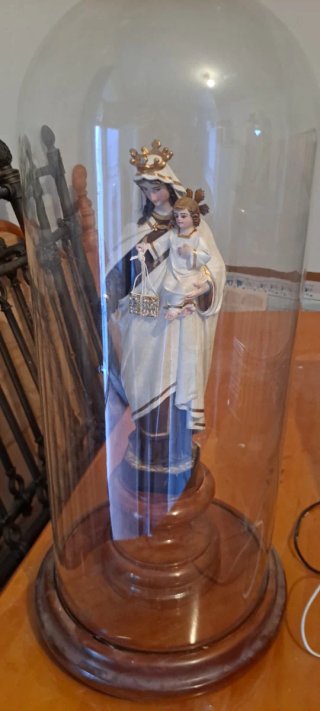 Virgen del Carmen en campana de cristal.