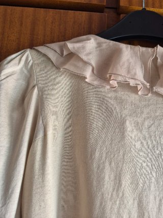 Blusa B&L volantes beige y rosa