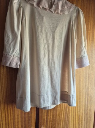 Blusa B&L volantes beige y rosa
