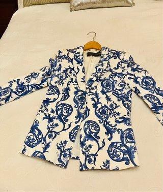 Blazer Zara estampado floral azul y blanco