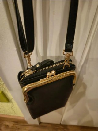 Bolso monedero negro con cadena