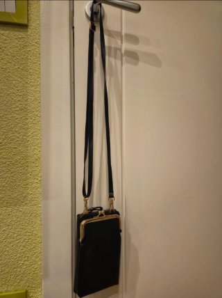 Bolso monedero negro con cadena