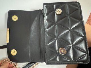 Bolso negro con cierre magnético y cadena dorada