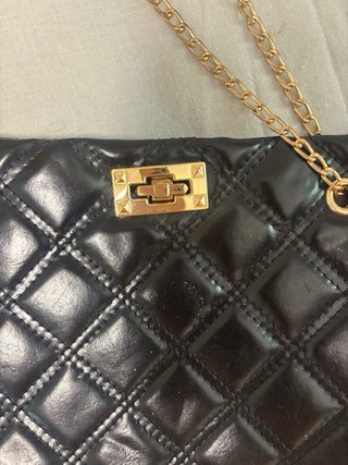 Bolso Amira Negro Acolchado Cadena Dorada