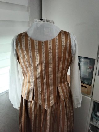 Traje de huertana grande.Camisa, falda y chaleco.