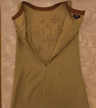 Vestido beige con adornos marrones