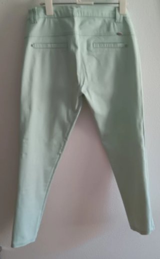 Pantalones verdes tobilleros con cremallera