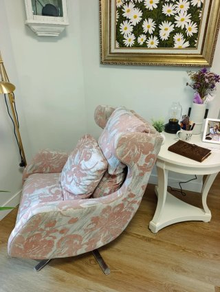 Sillón de tela con base metálica