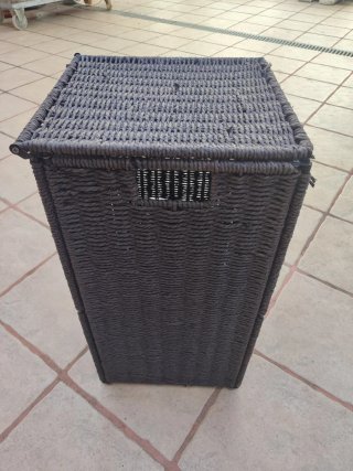 Cesto de ropa gris tejido