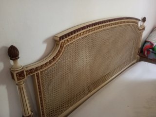 Cabecero de ratán y madera
