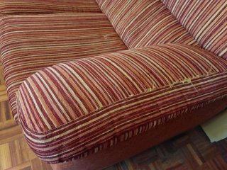 Sofá de tela beige y rojo
