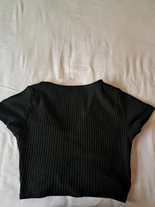 Top negro fruncido cuello V manga corta