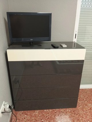 Dormitorio: Cama con mesitas y cabecero y cómoda