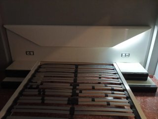 Dormitorio: Cama con mesitas y cabecero y cómoda