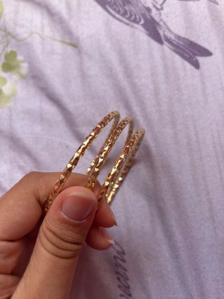 Pulseras doradas con diseño texturizado inoxidable