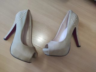 Zapatos de tacón beige y tachuelas doradas talla38