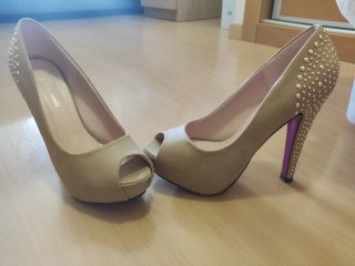 Zapatos de tacón beige y tachuelas doradas talla38