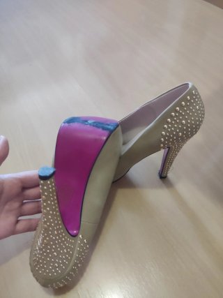 Zapatos de tacón beige y tachuelas doradas talla38