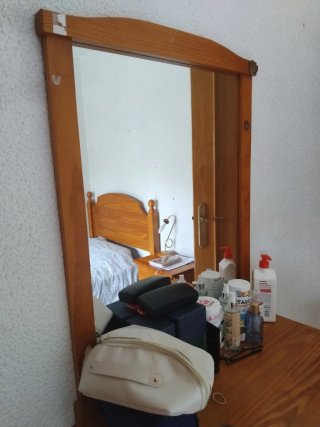 Armario de madera con 2 cajones