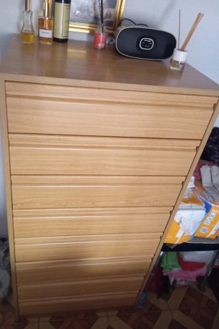 Cajonera alta de madera color beige