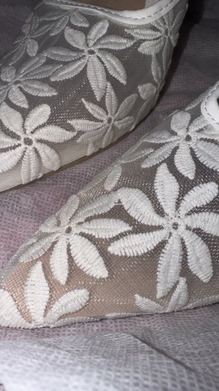 Zapatos de novia con encaje floral