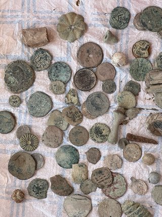 Lote monedas y objetos antiguos