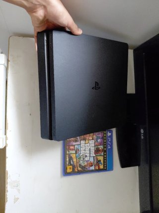 Consola PS4 Slim Negra + Juego GTA V
